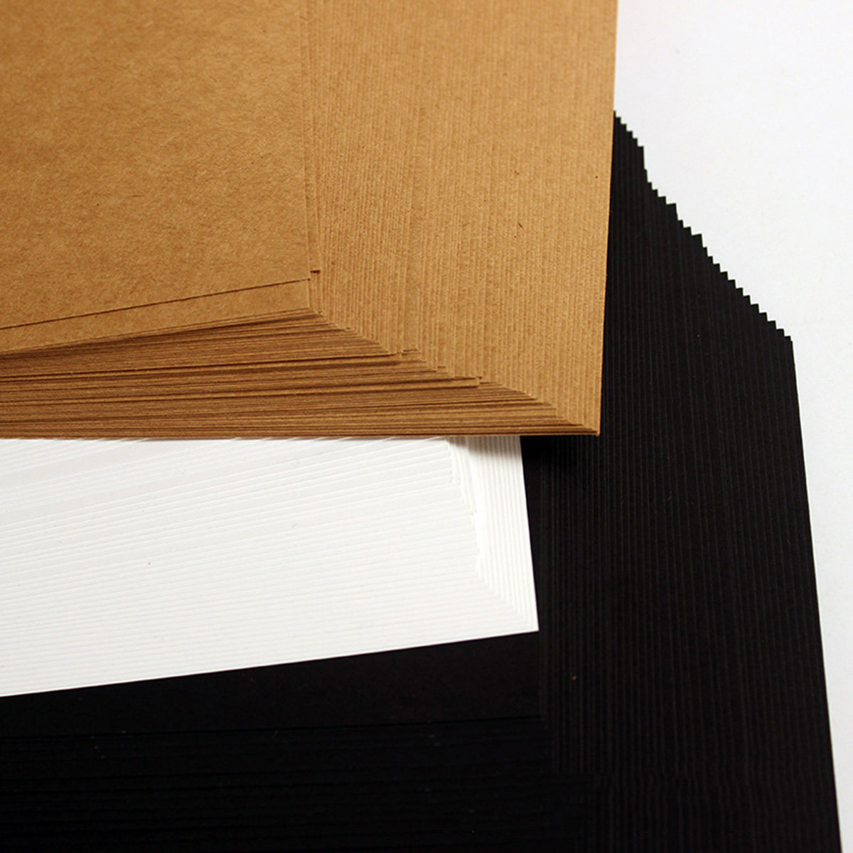Art Craft Cardboard - A4サイズの黒い厚紙50枚。250gsmの高品質なクラフト紙で、DIYクラフト、スクラップブッキング、カード作り、子供向けのアート活動などに最適です。